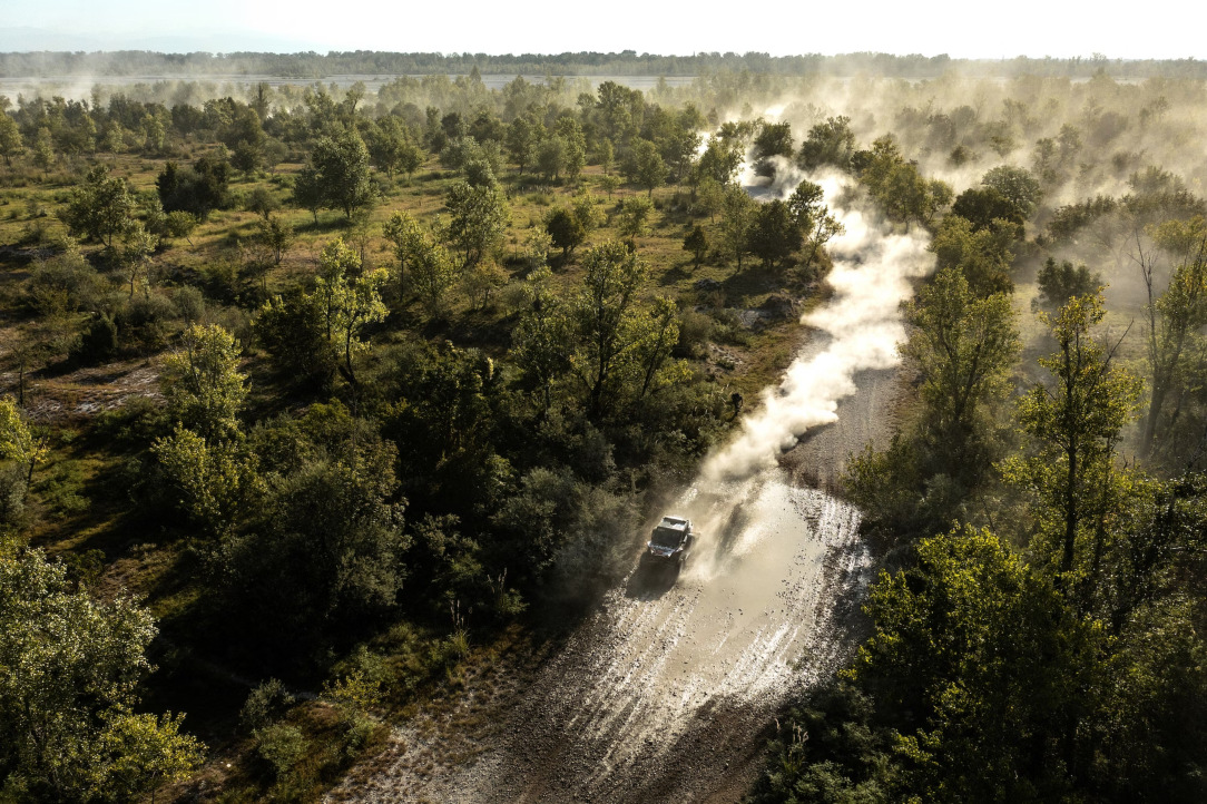 Rallye-Auto aus der Luft
