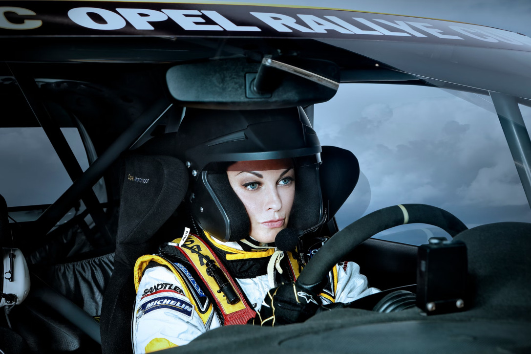 Lina im Rallye-Cockpit