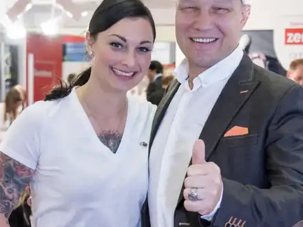 Lina van de Mars am Zenker-Messestand